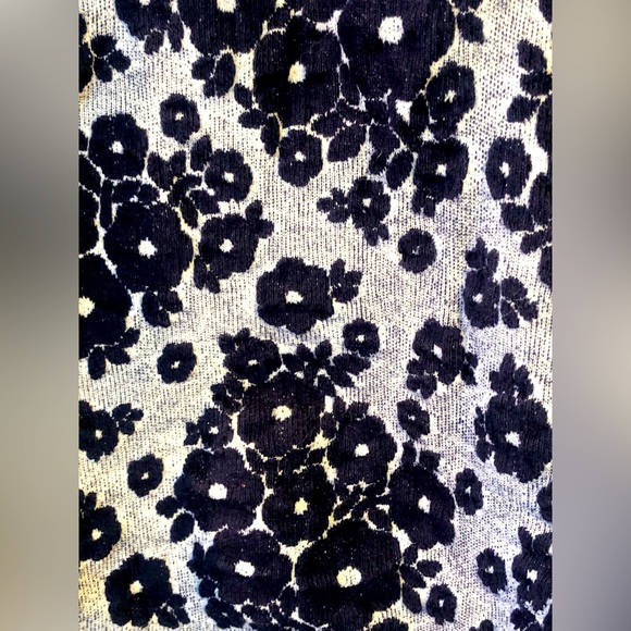 ANTHROPOLOGIE shirt sz M Pretty textured navy floral Lots of stretch Barely worn - Picture 3 of 7